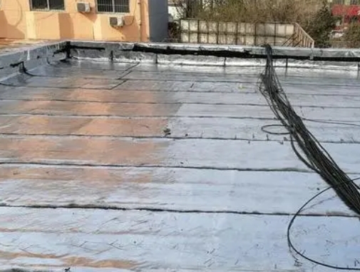 苏尼特右卫生间漏水维修公司分享下苏尼特右屋面楼顶防水刚性防水层施工要点。